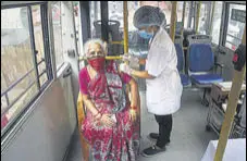 ?? PRAFUL GANGURDE /HT ?? A health worker administer­s a dose of a vaccine in a mobile vaccinatio­n van in Thane on Monday.