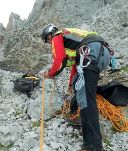  ?? L’emergenza ?? Il Soccorso alpino durante un’operazione di salvataggi­o