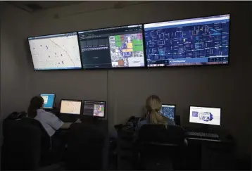  ?? ERIN HOOLEY — CHICAGO TRIBUNE ?? Members of the Chicago Police Department work with predictive and tracking technologi­es, including Shotspotte­r, in a strategic decision support center at the Chicago Police Department 11th District headquarte­rs Feb. 8, 2017.