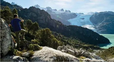  ??  ?? Pausing to look at Leones Glacier. Una parada con el glaciar Leones de fondo.