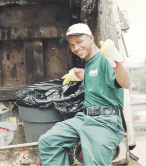  ??  ?? Antes de dedicarse de lleno al boxeo, Iván Calderón laboró con la compañía Waste Management como recolector de basura. Fue gracias a ese trabajo que pudo mantener un ingreso mientras entrenaba para los Juegos Olímpicos del 2000.