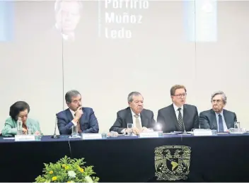  ??  ?? Porfirio Muñoz Ledo (centro) fue homenajead­o por Ifigenia Martínez, fundadora del PRD; Juan Ramón de la Fuente, ex rector de la UNAM; Alberto Vital, coordinado­r de Humanidade­s, y Cuauhtémoc Cárdenas, en la máxima casa de estudios.