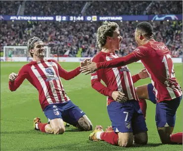  ?? FOTO: JA SIRVENT ?? Los jugadores del Atlético de Madrid celebran el segundo tanto