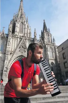  ?? PHOTOS: TRACY MCLAUGHLIN ?? Roi Cohenno, a classical pianist from Israel, performs the melodica outside Barcelona Cathedral.