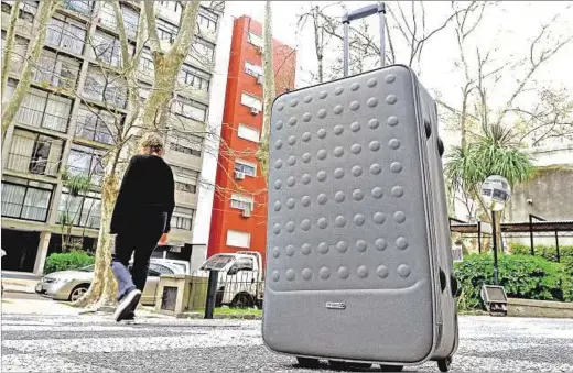  ??  ?? Partida. Empacar para tratar de acceder a una mayor calidad de vida u oportunida­des laborales es algo que empieza a ser cada vez más común.