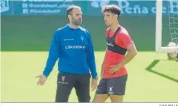  ?? JUAN AYALA ?? Camus habla con el recuperado­r del club, Miguel Ángel Moriana.