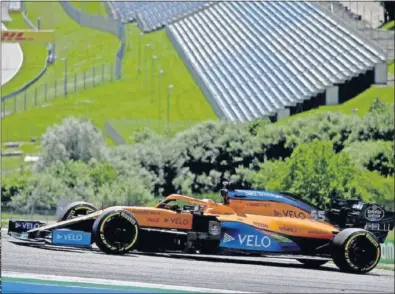  ??  ?? Carlos Sainz, al volante del McLaren MCL35 en la tercera curva del circuito de Spielberg.