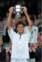  ?? ?? HA INIZIATO A SEI ANNI Nella pagina a sinistra, un ritratto dello svizzero Roger Federer, 42. Qui a lato, solleva il trofeo di Wimbledon il 5 luglio 1998 dopo la finale junior. Aveva iniziato a 6 anni.
