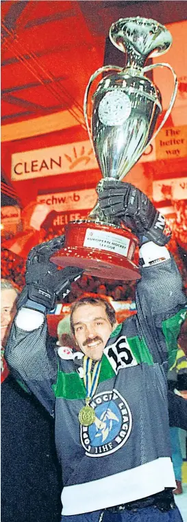  ??  ?? 25. 1. 1998: Der 1,70 Meter große VEU-Kapitän Fritz Ganster stemmt nach dem Sieg über Dynamo Moskau den 86 Zentimeter hohen Pokal.