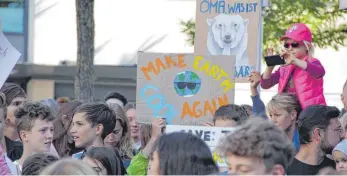  ??  ?? Friedlich und mit jeder Menge kreativer Plakate demonstrie­ren Schüler und Eltern zusammen.