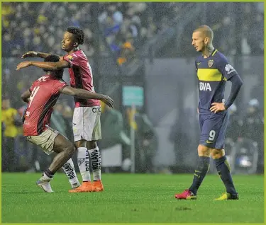  ??  ?? CONTRASTE. La frustració­n de Darío Benedetto en medio del festejo rival. Boca fue una sombra.