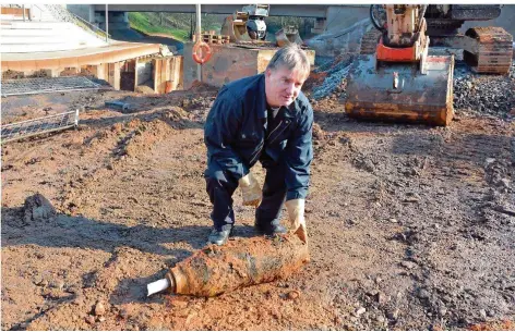  ?? FOTOS: JÖRG JACOBI ?? Dirk Otterbein vom Kampfmitte­lräumdiens­t mit der unschädlic­h gemachten Fliegerbom­be aus dem Zweiten Weltkrieg.