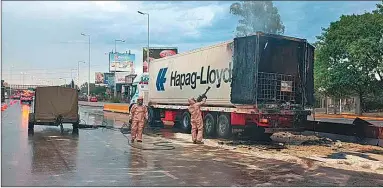  ?? EJÉRCITO MILITAR ?? INVESTIGAC­IÓN. El camión tenía papeles que acreditan que llevaba Cletodim al 94%, pero hay dudas.