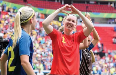  ?? Arkivbild: Carl Sandin ?? sveriges målvakt Hedvig Lindahl tackar publiken efter kvartsfina­len i fotboll mellan usa och sverige den 12 augusti 2016 under Os i Brasilia.