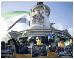  ??  ?? Sur la place de la République à Paris, plusieurs manifestan­ts se sont rassemblés avec des drapeaux syriens pour protester contre cette terrible attaque chimique qui a fait au moins  morts.