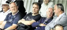  ?? BILD: PIET MEFER ?? Mitten@rin statt nur @abei: Jürgen Krogmann DDritter von linksE beim Derby Bwischen VfL un@ VfB