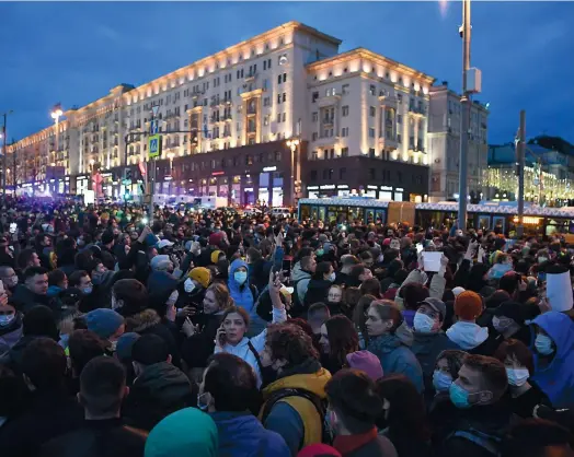  ?? PHOTO AFP ?? Des milliers de manifestan­ts rassemblés à Moscou pour apporter leur appui envers l’opposant Alexeï Navalny hier.