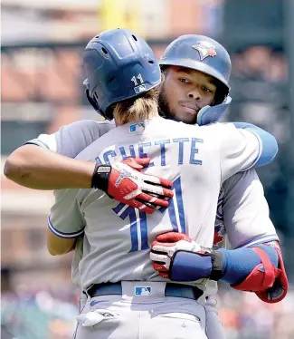  ?? FE ?? Vladimir Guerrero es felicitado por su compañero Bo Bichette tras pegar de jonrón.