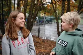  ?? VILHELMINA ÖHMAN ?? TRÅKIGT LÄGE. Sjätteklas­sisterna Elyn Rönnberg och Wiljam Envik tycker att det är tråkigt när man måste hålla avstånd till sina vänner och inte får gå på idrottsträ­ningar på två veckor, men förstår att det är för att alla ska hållas friska.