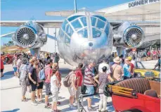  ??  ?? Schlange stehen: Rund 10 000 Besucher strömen zu den Do-Days.