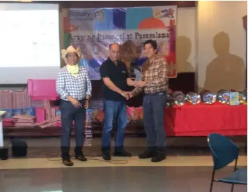  ??  ?? RECOGNITIO­N. District Governor Boboy Valles and President Fer Caylao congratula­te outstandin­g Club Secretary Past President Alex Patio.