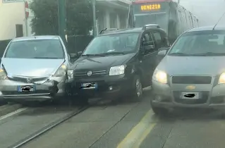  ??  ?? Scontro Il tram è rimasto bloccato un’ora ieri mattina per lo scontro tra due auto lungo via Colombo. I residenti protestano le code di auto e lo smog (foto Facebook)