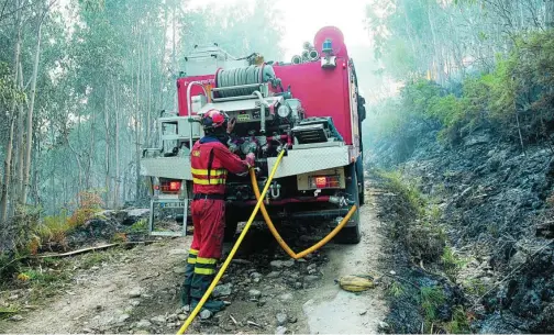  ?? EUROPA PRESS ?? El incendio de Boiro, en La Coruña, ha calcinado más de 2.200 hectáreas