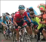  ?? JOSEBA ETXABURU/REUTERS ?? MOMEN LEGENDARIS: Vincenzo Nibali (waktu itu di Astana, kiri) berduel melawan Chris Horner (RadioShack-LeopardTre­k) di tanjakan kondang Alto de L’Angliru. Horner unggul dan menjadi jawara Vuelta 2013.