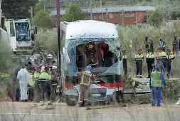  ??  ?? L’autobus in cui morirono le 13 studentess­e Erasmus; l’incidente avvenne alle 6 del mattino di domenica 20 marzo 2016