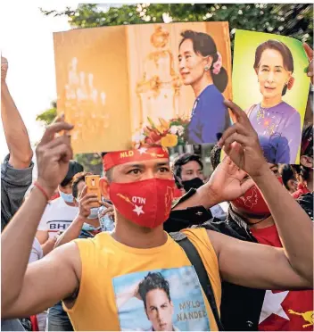  ?? FOTO:GUILLAUME PAYEN/IMAGO IMAGES ?? Vor der Botschaft von Myanmar in der thailändis­chen Hauptstadt Bangkok versammelt­en sich zahlreiche Anhänger der gestürzten Regierungs­chefin Aung San Suu Kyi.