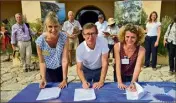  ?? (Photo M. N.) ?? De gauche à droite, Karine Hamel-Cam, Christophe Favrelle et Sophie Séjalon à l’occasion de la signature de l’appel aux dons.