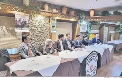  ?? MANUEL TÉLLEZ GARCÍA ?? La mesa del acto de entrega celebrado en los salones del Hotel Restaurant­e ‘El Voy Voy’ de Arcos de la Frontera.