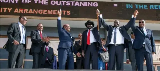  ??  ?? Nieuw team: president Salva Kiir (met hoed) en exrebellen­leider Riek Machar nemen nog vier extra viceminist­ers aan boord.