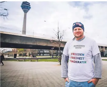  ?? RP-FOTO: ANNE ORTHEN ?? Querdenker Ralf auf dem Johannes-Rau-Platz – dort starten jede Woche die Demonstrat­ionen.