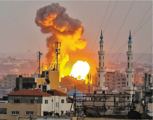  ?? PHOTO AFP ?? D’impression­nantes boules de feu et des panaches de fumée se sont élevés dans le ciel de Gaza après les frappes israélienn­es.