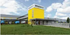  ?? Foto: Marcus Merk (Archivbild) ?? Bereits im Oktober hatten die Mitarbeite­r von Amazon in Graben gestreikt. Nun legen sie ihre Arbeit erneut für mehrere Tage nieder.