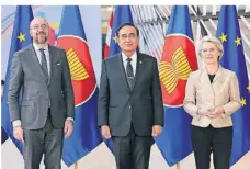  ?? FOTO: DPA ?? EU-Ratspräsid­ent Charles Michel (l.), Kommission­spräsident­in Ursula von der Leyen und Asean-Generalsek­retär Lim Jock Hoi.