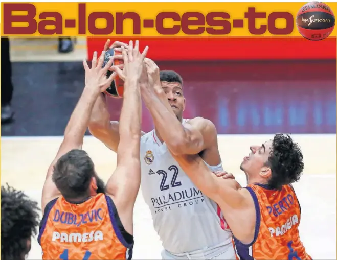  ??  ?? Bojan Dubljevic y Josep Puerto, con los brazos en alto, intentan evitar que Edy Tavares le pase el balón a uno de sus compañeros.