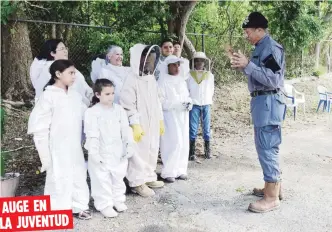  ?? Gerald.lopez@gfrmedia.com ?? En la Escuela de Apicultura del Este se imparte educación teórica y de laboratori­o con un enfoque principal en el manejo de colmenas con interacció­n directa con los insectos.