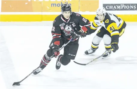  ?? JULIE JOCSAK/POSTMEDIA NETWORK ?? Niagara IceDogs captain Ryan Mantha, left, shown being defended by Will Bitten in OHL action against the Hamilton Bulldogs in this file photo, will be back in the lineup following a two-game suspension when the playoffs begin Thursday night in...