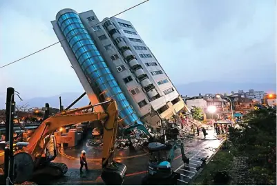  ?? FOTO: TYRONE SIU/REUTERS - GRAFIS: ERIE DINI/JAWA POS ?? TUNGGU EVAKUASI: Bangunan miring akibat gempa di Hualien, Taiwan. Hingga kemarin, sekitar 40 penghuni masih terjebak di dalamnya.