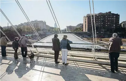  ?? César Rangel ?? El pont de Calatrava ha entretingu­t jubilats i aficionats al ferrocarri­l durant anys