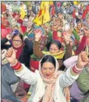  ?? HT/PTI ?? (From top clockwise) Women activists shouting slogans during the ongoing protests against the new farm laws at the Singhu border in Delhi, Mumbai and Amritsar on Monday.