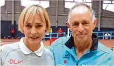  ?? Foto: Horst Kramer ?? Die frühere Olympiasie­gerin Heike Drechsler gratuliert­e Walter Rentsch zu seinen beiden Titeln bei den deutschen Senioren Meistersch­aften.