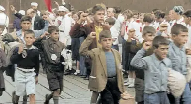  ?? DMAX ?? Niños con el puño en alto durante la evacuación en la guerra civil.