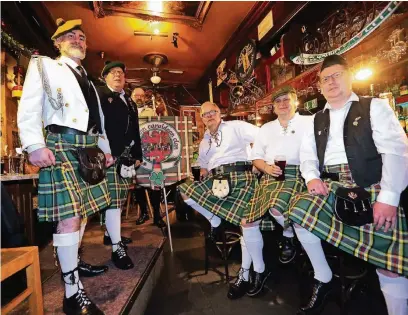  ?? FOTO: UWE MISERIUS ?? Wie echte Iren – die Irlandfreu­nde Leverkusen tragen mit Stolz ihre neuen Kilts, auf die sie im Lokal „Notenschlü­ssel“gemeinsam anstießen.