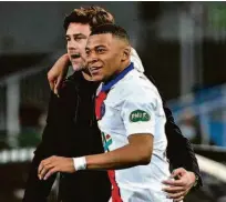  ?? Pascal Guyot/afp ?? De volta após lesão, Kylian Mbappé brilha e comemora gol com o técnico Mauricio Pochettino