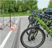  ?? ?? Da macht das Radfahren Spaß. Die Jugendverk­ehrsschule des Landkreise­s Günzburg wurde mit 16 neuen Fahrrädern ausgestatt­et.