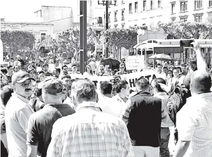  ?? ESPECIAL ?? Los estudiante­s manifestar­on la insegurida­d que padecen debido a las obras de la Línea 3