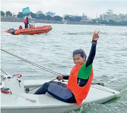  ??  ?? Vaishnavi Veeravamsh­am flashes the victory sign after winning all three races in the Laser Radial category at the Hyderabad Sailing Week in Hussain Sagar Lake.